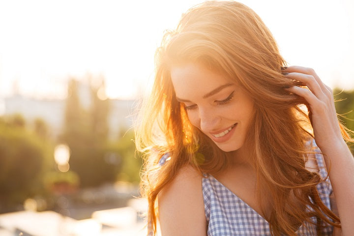 kobieta z włosami rozjaśnionymi słońcem