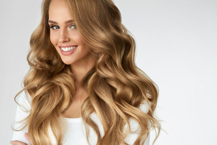 Golden Glass Hair – rozświetlający trend w koloryzacji