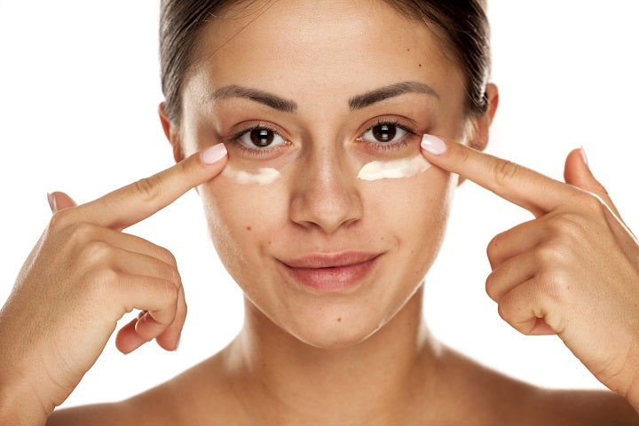 kobieta prezentująca jak wybrać krem pod oczy