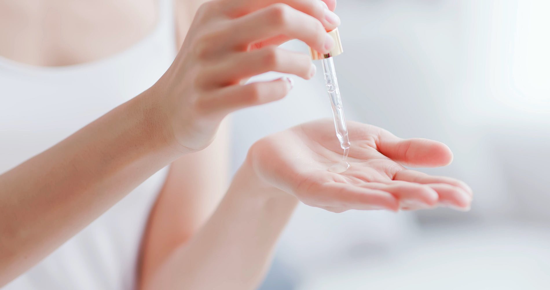 kobieta nakładająca serum