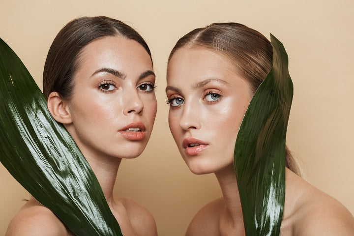 dwie młode kobiety z fryzurą sleek bun w stylu clean girl