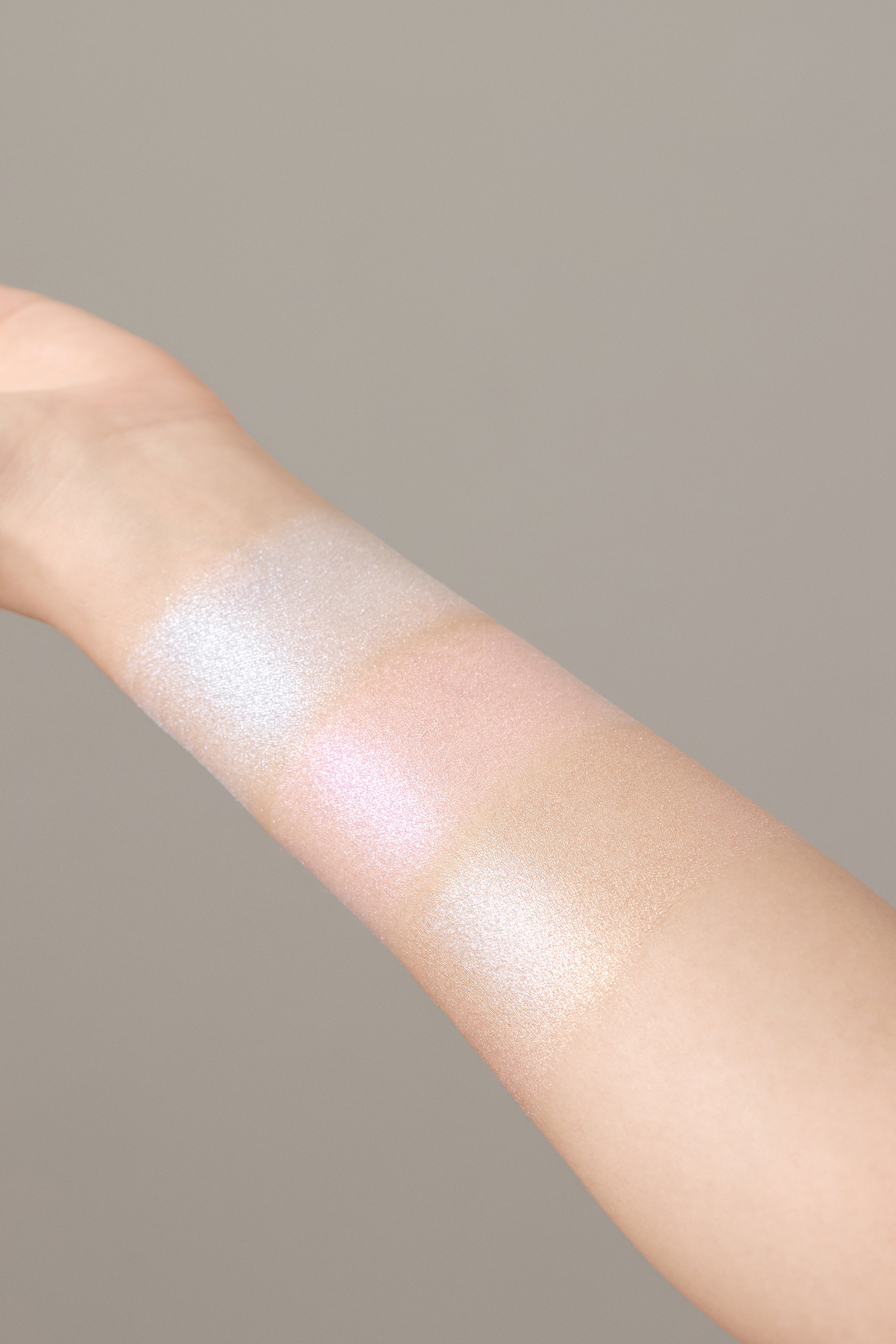 LAKA DREAMBEAM HIGHLIGHTER Rozświetlacz do twarzy o promiennym, świetlistym wykończeniu 2,8 g